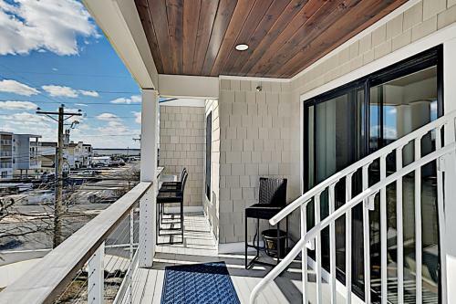 Walk To Beach! Modern Retreat With Rooftop Deck Townhouse