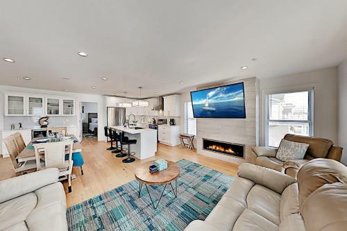 Walk To Beach! Modern Retreat With Rooftop Deck Townhouse