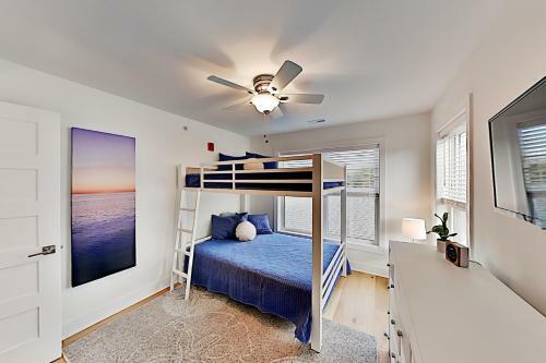 Walk To Beach! Modern Retreat With Rooftop Deck Townhouse