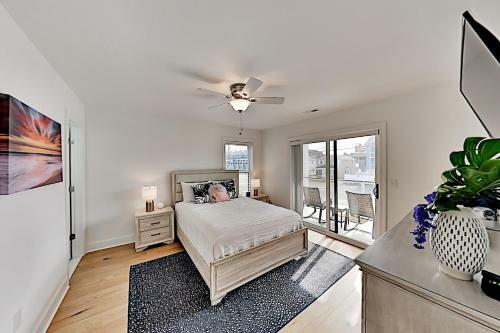 Walk To Beach! Modern Retreat With Rooftop Deck Townhouse
