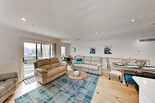 Walk To Beach! Modern Retreat With Rooftop Deck Townhouse