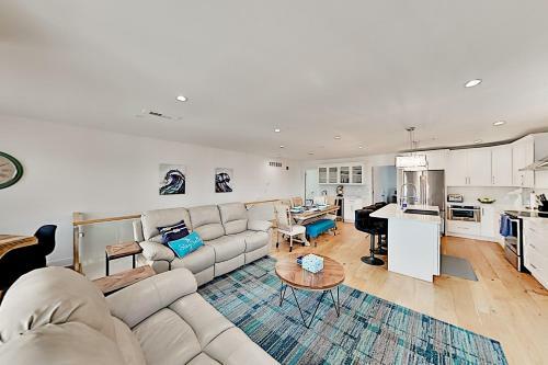 Walk To Beach! Modern Retreat With Rooftop Deck Townhouse