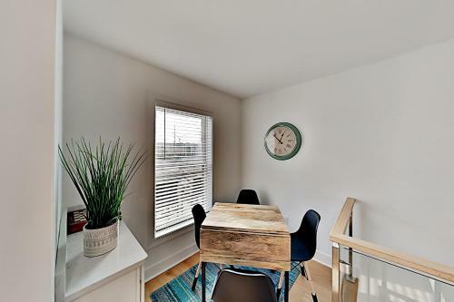 Walk To Beach! Modern Retreat With Rooftop Deck Townhouse