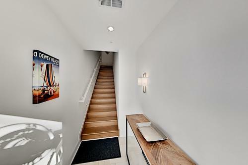 Walk To Beach! Modern Retreat With Rooftop Deck Townhouse
