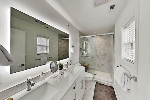 Walk To Beach! Modern Retreat With Rooftop Deck Townhouse
