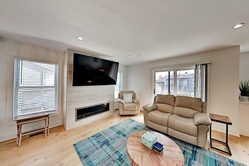 Walk To Beach! Modern Retreat With Rooftop Deck Townhouse