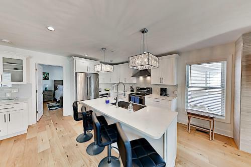 Walk To Beach! Modern Retreat With Rooftop Deck Townhouse