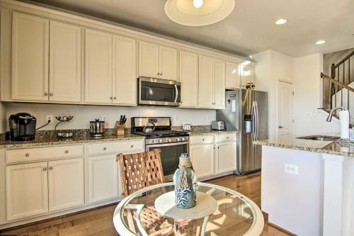 Charming Townhome With Patio, Less Than 5 Mi To Beach!