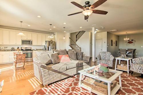Charming Townhome With Patio, Less Than 5 Mi To Beach!