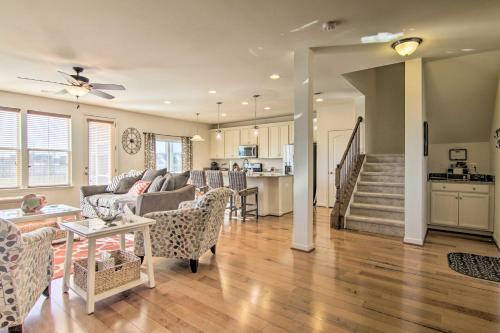 Charming Townhome With Patio, Less Than 5 Mi To Beach!