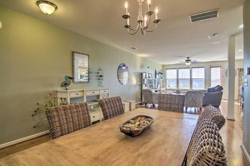 Charming Townhome With Patio, Less Than 5 Mi To Beach!