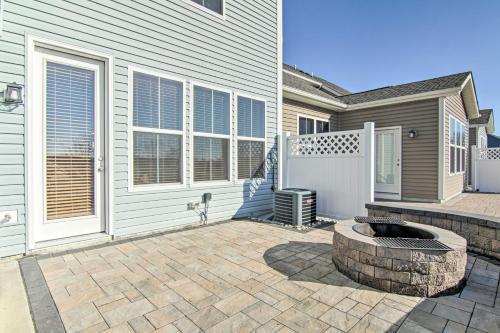 Charming Townhome With Patio, Less Than 5 Mi To Beach!