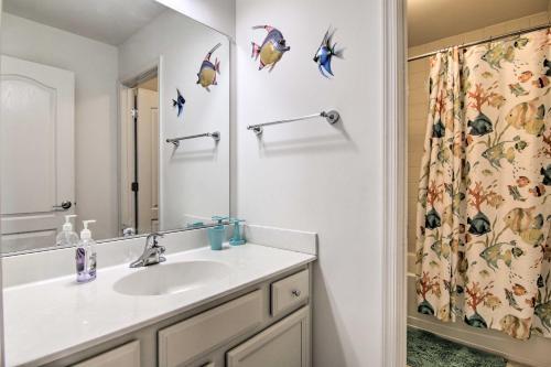 Charming Townhome With Patio, Less Than 5 Mi To Beach!