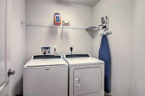 Charming Townhome With Patio, Less Than 5 Mi To Beach!