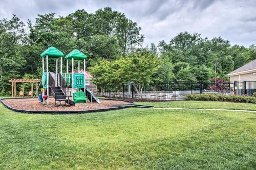 Charming Townhome With Patio, Less Than 5 Mi To Beach!