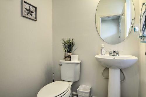 Modern Retreat With Pool Access And 4 Mi To Beach