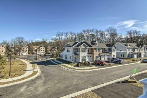 Modern Townhome With Patio Less Than 2 Mi To Bethany Beach!
