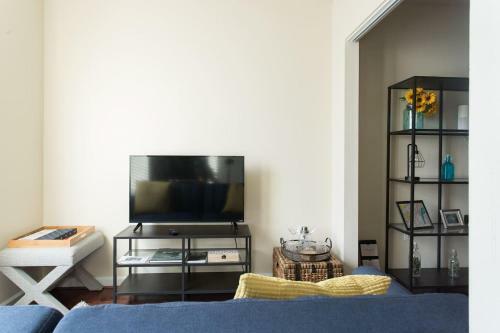 Apartamento ** Stacked Rowhome ** Up & Coming ** Convenience