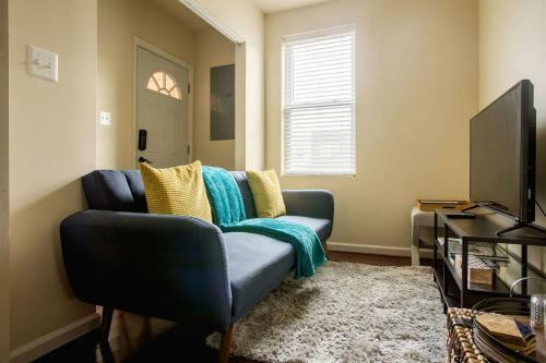 Apartamento ** Stacked Rowhome ** Up & Coming ** Convenience