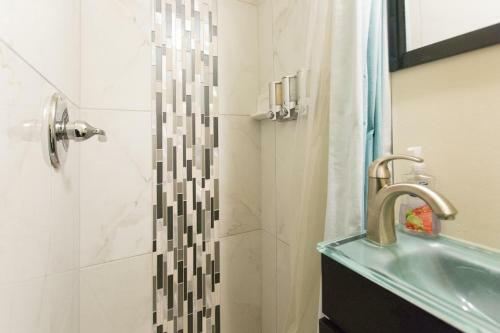 Apartamento ** Stacked Rowhome ** Up & Coming ** Convenience