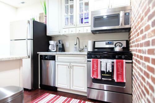 Apartamento ** Stacked Rowhome ** Up & Coming ** Convenience