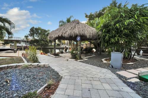 Apollo Beach Home With Pool, Room To Entertain, Pet Friendly! Home