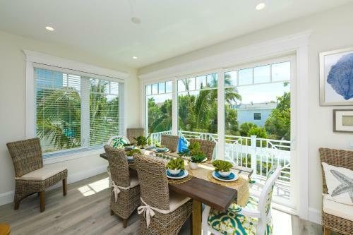 Coastal Queen By Ami Locals