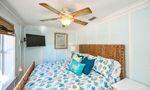 Tortuga Bay By Ami Locals