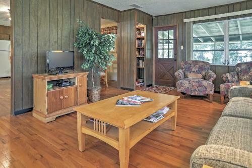 Charming Canalfront Retreat With Double Boat Slip!