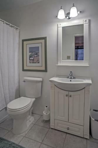 Charming Canalfront Retreat With Double Boat Slip!