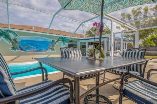 Home With Lanai And Pool - 7 Miles To Bradenton Beach!