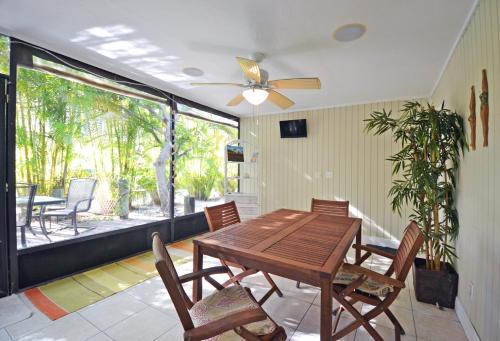Paradise Beach - West 2414