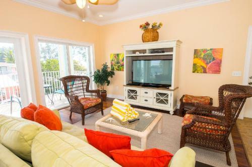 102 6th St S-downstairs Home