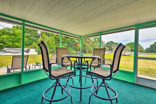 Lighthouse Cottage - Pet Friendly Bradenton Home