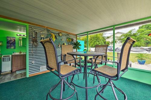 Lighthouse Cottage - Pet Friendly Bradenton Home