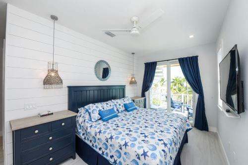 Aqua Paradise By Ami Locals