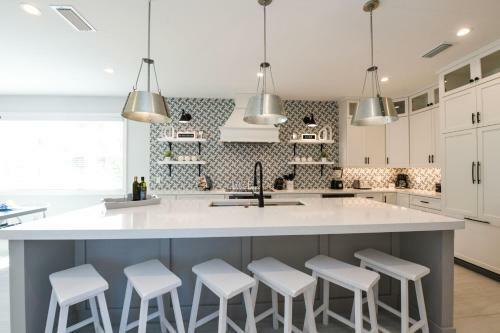 Aqua Paradise By Ami Locals