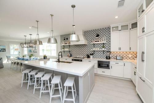 Aqua Paradise By Ami Locals