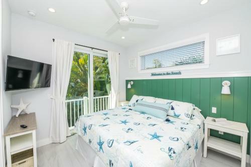 Aqua Paradise By Ami Locals