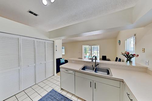 Pristine Home-screened Lanai & Private Pool Home