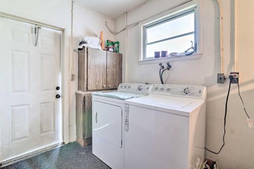 Pet-friendly Gulf Getaway - 10 Mi To Beaches!