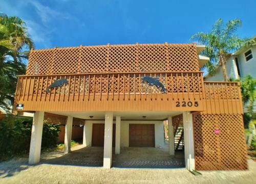 Beach Bungalow - East 2205
