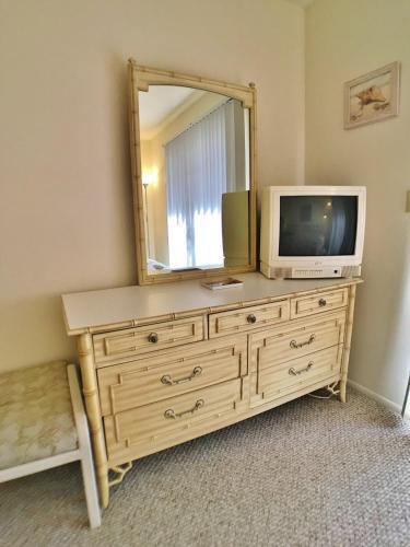 Beach Bungalow - East 2205