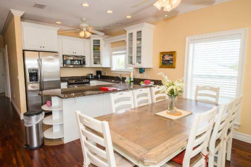 102 6th St S- Upstairs Home