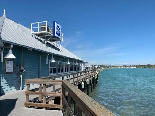 Ideal Beach Hideaway Pool Condo Located Between The Island Marina And Beach