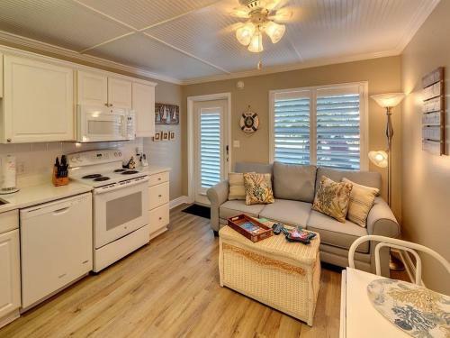 Ideal Beach Hideaway Pool Condo Located Between The Island Marina And Beach