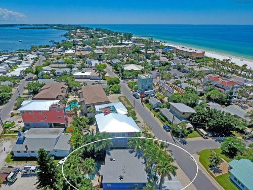 Ideal Beach Hideaway Pool Condo Located Between The Island Marina And Beach