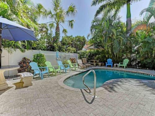 Ideal Beach Hideaway Pool Condo Located Between The Island Marina And Beach