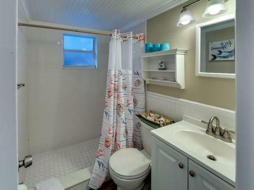 Ideal Beach Hideaway Pool Condo Located Between The Island Marina And Beach