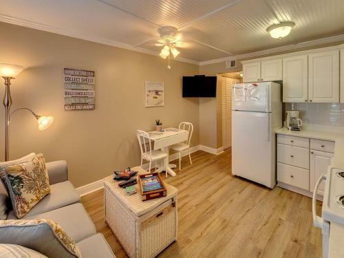 Ideal Beach Hideaway Pool Condo Located Between The Island Marina And Beach